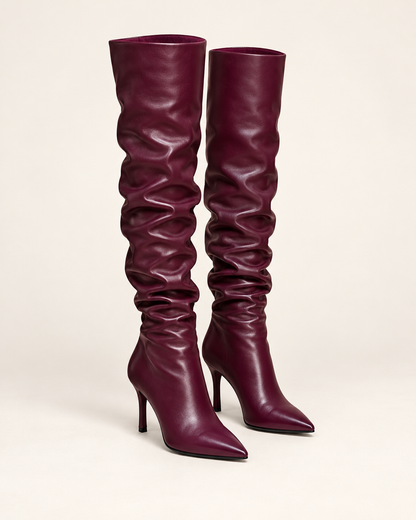 Imagem de catálogo das botas over-the-knee de salto fino